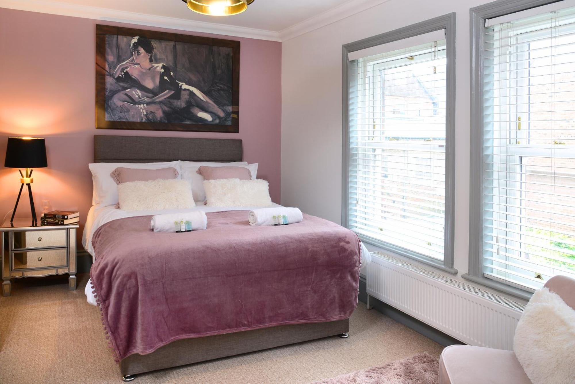 The Old Brewery Boardroom - Winchester City Centre - Unique Property - Free Parking - Sleeps 6 - By Xplus Stays エクステリア 写真