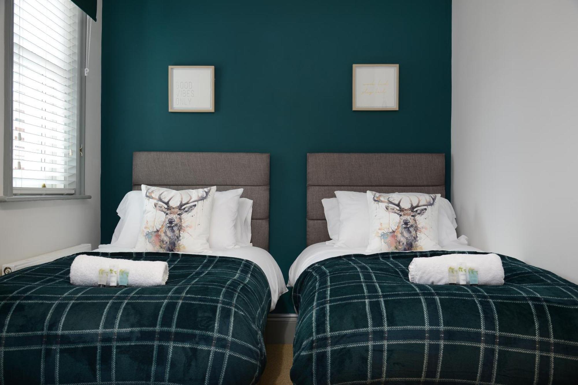 The Old Brewery Boardroom - Winchester City Centre - Unique Property - Free Parking - Sleeps 6 - By Xplus Stays エクステリア 写真